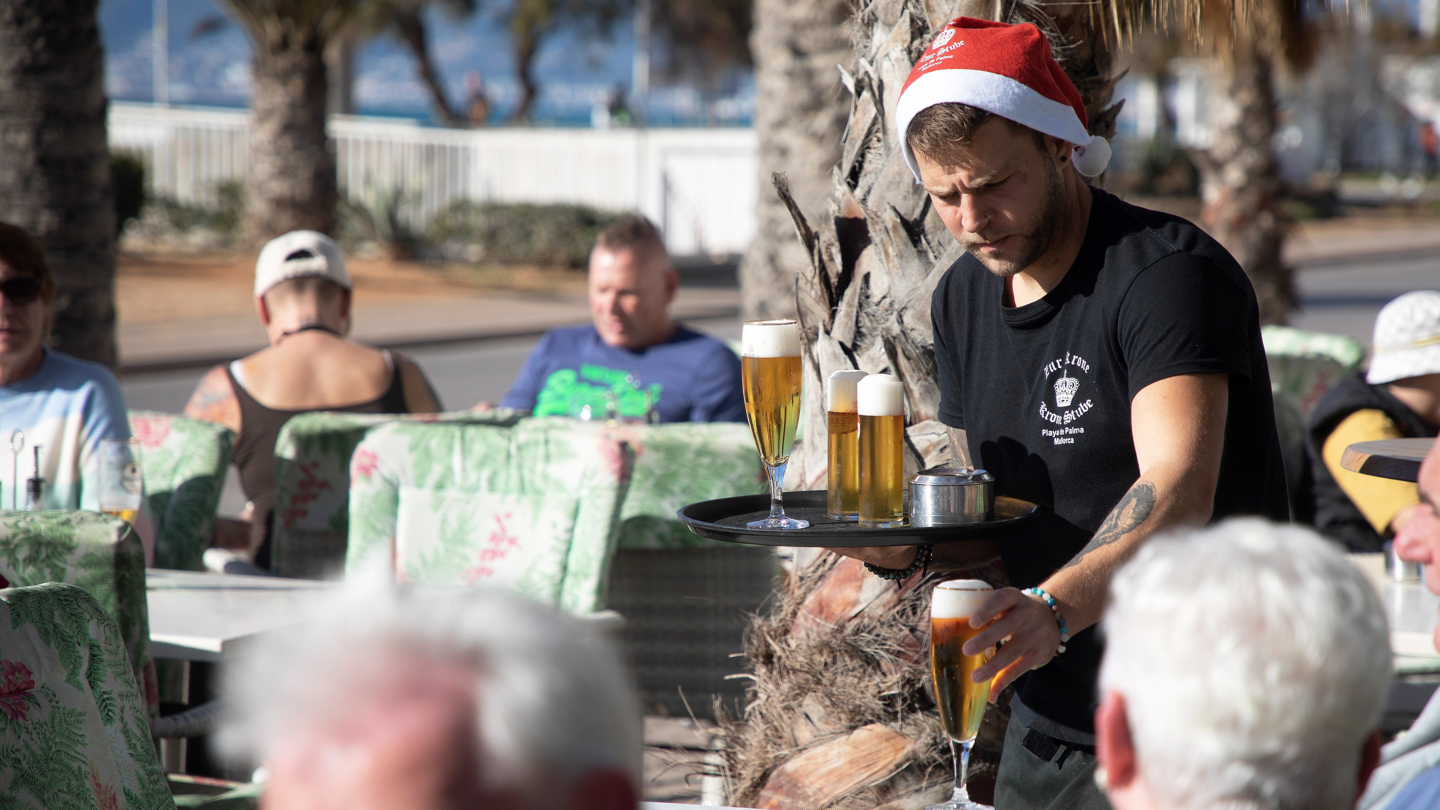 Un camarero sirve una cerveza en Palma de Mallorca.