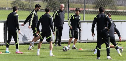 Los jugadores de la selección, haciendo un rondo, bajo la atenta mirada de Vicente del Bosque.