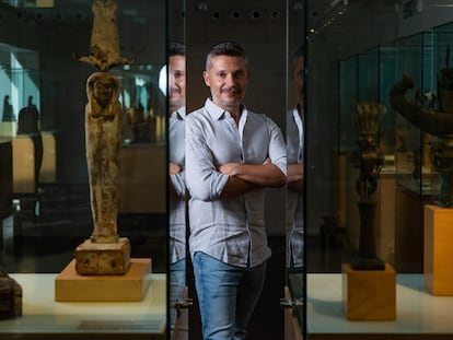 El escritor Luis Melgar retratado el pasado viernes en el Museo Egipcio de Barcelona.