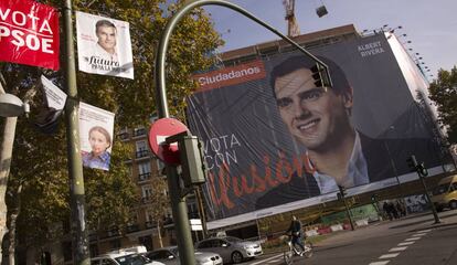 Carteles y banderolas electorales en Madrid durante la campaña de los comicios de diciembre.