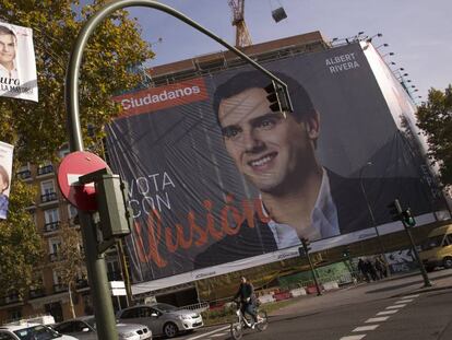 Carteles y banderolas electorales en Madrid durante la campa&ntilde;a de los comicios de diciembre. 