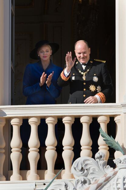 Los príncipes de Mónaco saludan desde el balcón de palacio en el Día del Principado.