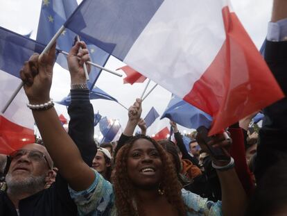 Simpatizantes de Macron celebran su victoria este domingo en el Campo de Marte, en París.