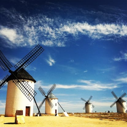 ¿Cómo se ven los escenarios reales del Quijote a través de Instagram? Muchos usuarios han fotografiado estos parajes y le han añadido alguno de los filtros que proporciona la red social. Así ve @kinskiman los molinos de Campo de Criptana.