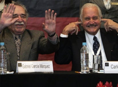 El escritor colombiano Gabriel García Márquez y el mexicano Carlos Fuentes durante la conferencia con motivo del 80 cumpleaños del segundo, ayer en Guadalajara.