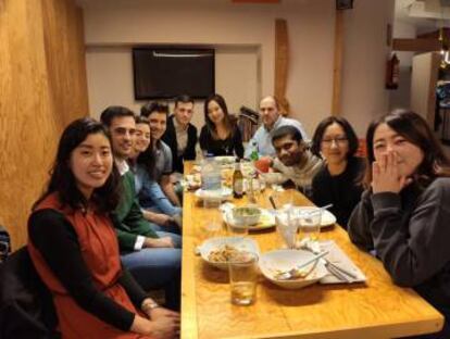 La joven Jihyun, primera a la derecha, rodeada de su amigos en Valladolid tras terminar el curso de español.