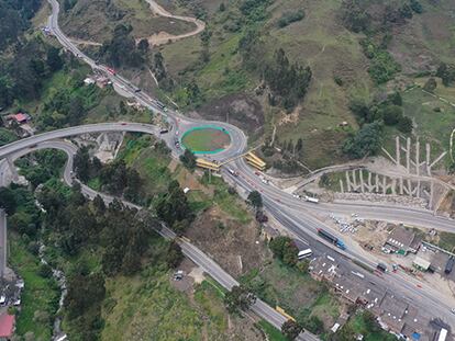 Tramo de la autopista colombiana Pamplona-Cúcuta durante su construcción.