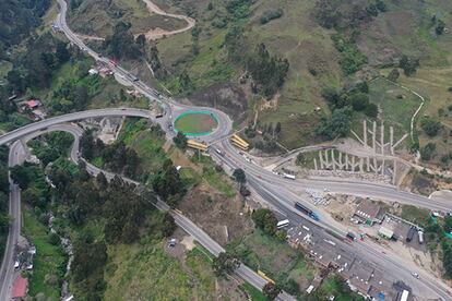 Tramo de la autopista colombiana Pamplona-Cúcuta durante su construcción.