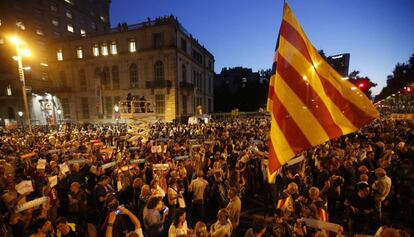 Milers de persones es manifesten a Barcelona contra les detencions de Cuixart i Sànchez.