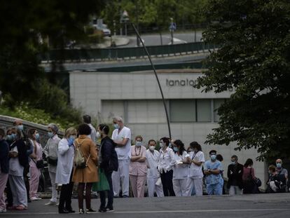 Sanitarios hacen cola para someterse a pruebas de Covid-19 a la entrada del Hospital de Basurto, en Bilbao, este viernes 12 de junio.