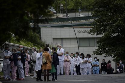 Sanitarios hacen cola para someterse a pruebas de Covid-19 a la entrada del Hospital de Basurto, en Bilbao, este viernes 12 de junio.