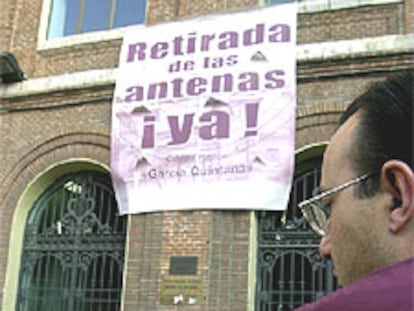 Medición del nivel de radioactividad ante el colegio García Quintana.