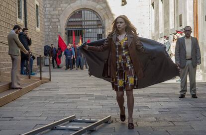 Aura Garrido en el rodaje en Barcelona de 'El día de mañana'.