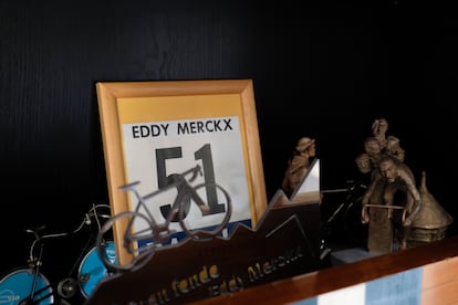 Detalles de los trofeos y un dorsal de Eddy Merckx.