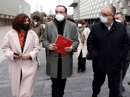 El presidente de UPN, Javier Esparza, junto al alcalde de Pamplona, Enrique Maya y la secretaria general del partido Yolanda Ibañez.