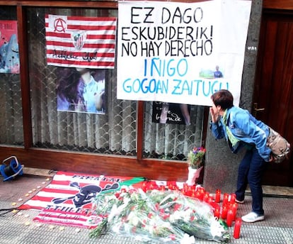 Homenaje a Iñigo Cabacas en el lugar donde fue alcanzado por una pelota de goma.