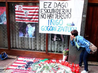 Homenaje a Iñigo Cabacas en el lugar donde fue alcanzado por una pelota de goma.