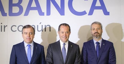 El consejero delegado de Abanca, Francisco Botas; el presidente de Abanca, Juan Carlos Escotet; y el director general financiero, Alberto de Francisco, en la presentación de resultados de 2019. 
 