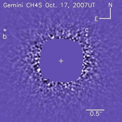 Parte del sistema planetario presente alrededor de la estrella HR8799, un astro bastante joven con una masa 1.5 veces la del Sol y que al menos posee tres exoplanetas, de varias  veces la masa de Júpiter, orbitando a gran distancia de la estrella (15, 40 y 70 unidades astronómicas, la que media entre el Sol y la Tierra).