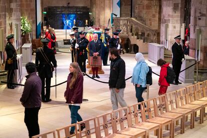 El rey Carlos III y otros miembros de la familia real durante  la vigilia ante el ataúd de la reina Isabel II en la catedral de St Giles.