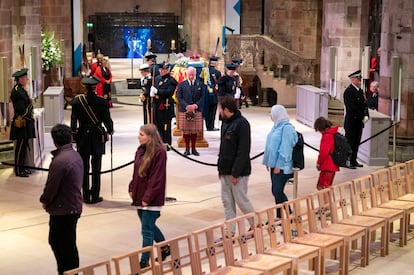 El rey Carlos III y otros miembros de la familia real durante la vigilia ante el ataúd de la reina Isabel II en la catedral de St Giles.