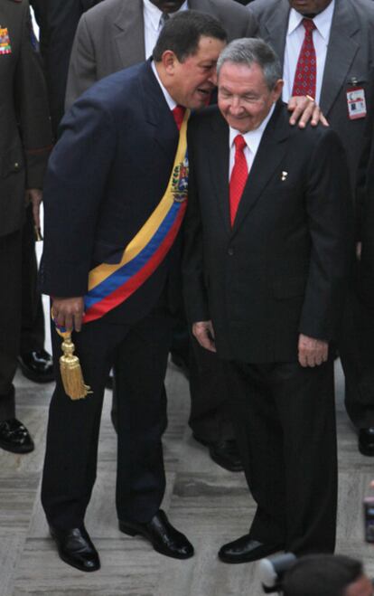 El presidente venezolano, Hugo Chávez, charla el pasado 19 de abril con el presidente cubano, Raúl Castro, a su llegada a la Asamblea Nacional en Caracas con motivo del 200 aniversario de la independencia de Venezuela.