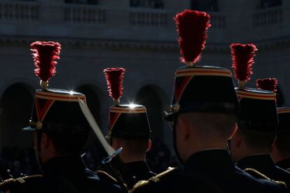 Un grupo de soldados permanece en posición durante el homenaje a Charles Aznavour en el Palacio de los Inválidos de París.