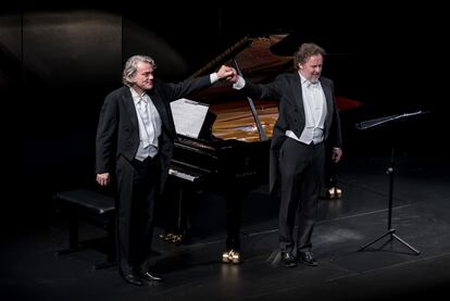 Gerold Huber y Christian Gerhaher agradecen los aplausos del público al final del concierto.