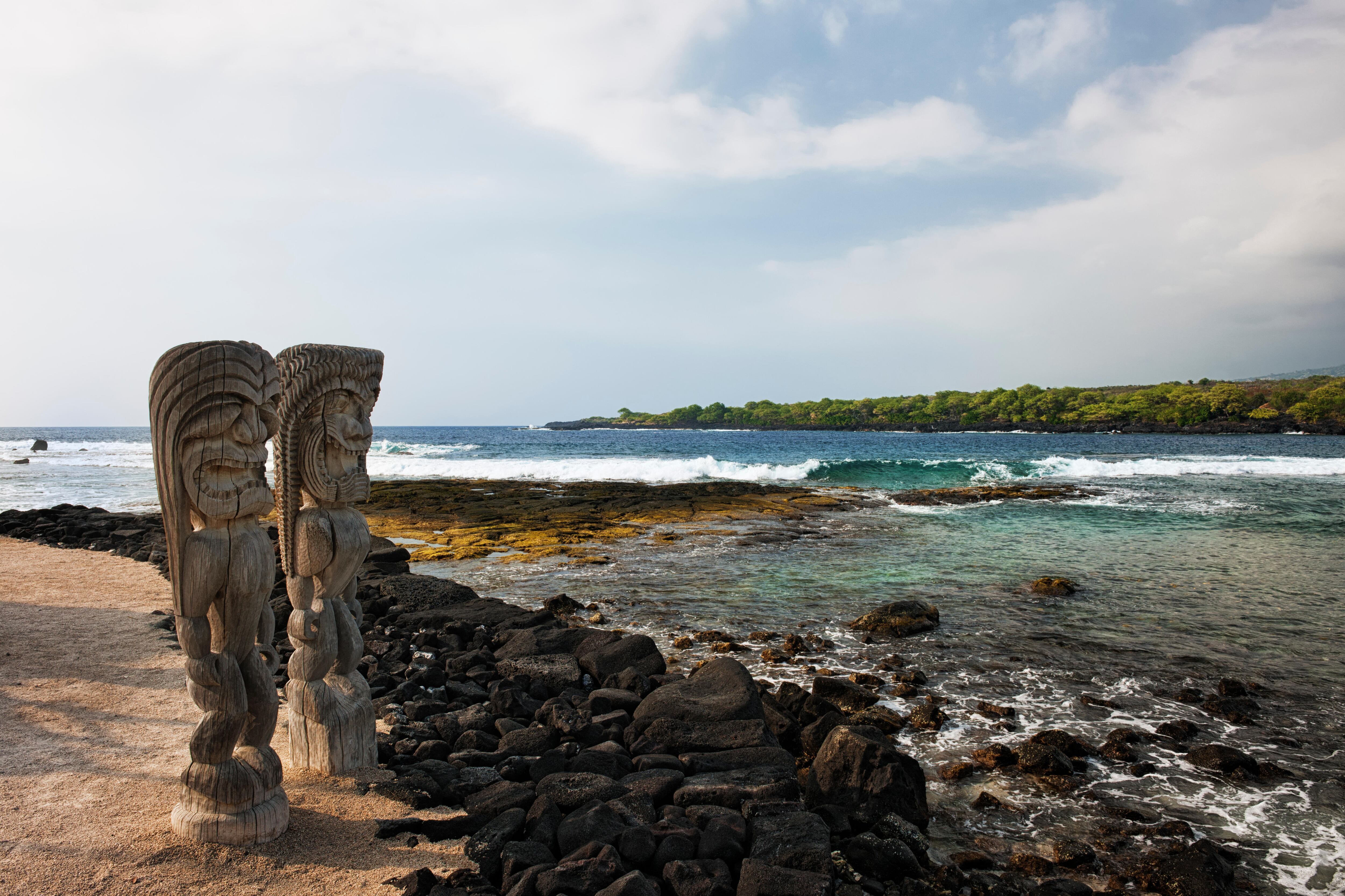 Dos ‘Ki’i’, ídolos guardianes típicos del arte polinesio, en la bahía de Honaunau, en Big Island (Hawái). 