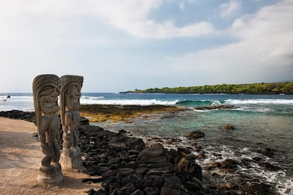 Dos ‘Ki’i’, ídolos guardianes típicos del arte polinesio, en la bahía de Honaunau, en Big Island (Hawái). 