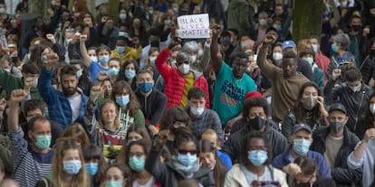 Centenares de personas se concentran en San Sebastián contra el racismo en Estados Unidos y en memoria de George Floyd, el ciudadano estadounidense que murió supuestamente a manos de la policía en Minneapolis.