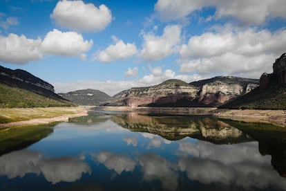 Vista de les Guilleries des de el pantà de Sau. 