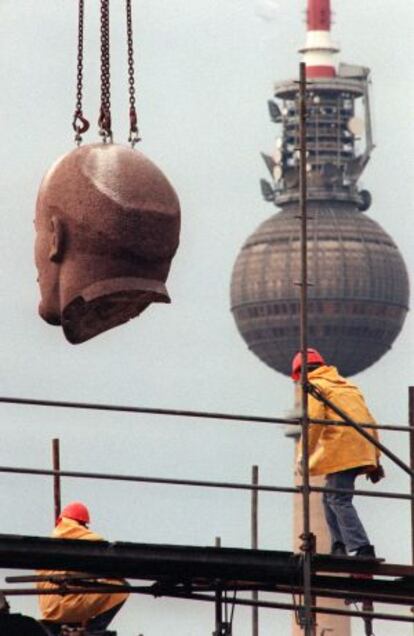 Traslado de la cabeza de la gran estatua de Lenin, en noviembre de 1991.