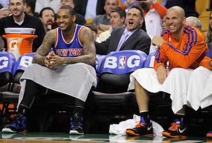 Carmelo Anthony Y Jason Kidd sonríen en el banquillo.