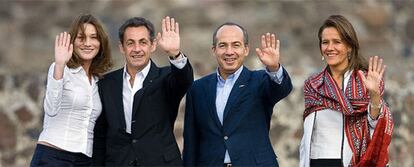 Nicolas Sarkozy y Felipe Calderón y sus esposas saludan a la prensa durante la visita a a Teotihuacan