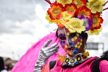 Una mujer caracterizada desfila en la marcha por el orgullo LGBTQ+ en Bogotá.