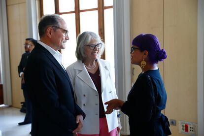 Carlos Yárnoz, el defensor del lector de EL PAÍS, Gabriela Cañas, presidenta de la agencia Efe y Sashenka Gutiérrez, periodista mexicana de la agencia Efe, momentos antes de iniciarse la gala en el Palacio de las Comunicaciones de Valencia.