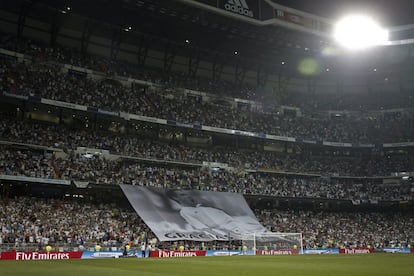 Pancarta de homenaje a Raúl desplegada en el estadio madridista momentos antes del comienzo del trofeo Santiago Bernabéu.