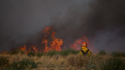 Un bombero observa el fuego en Lancaster, California, el 16 de junio 2024.