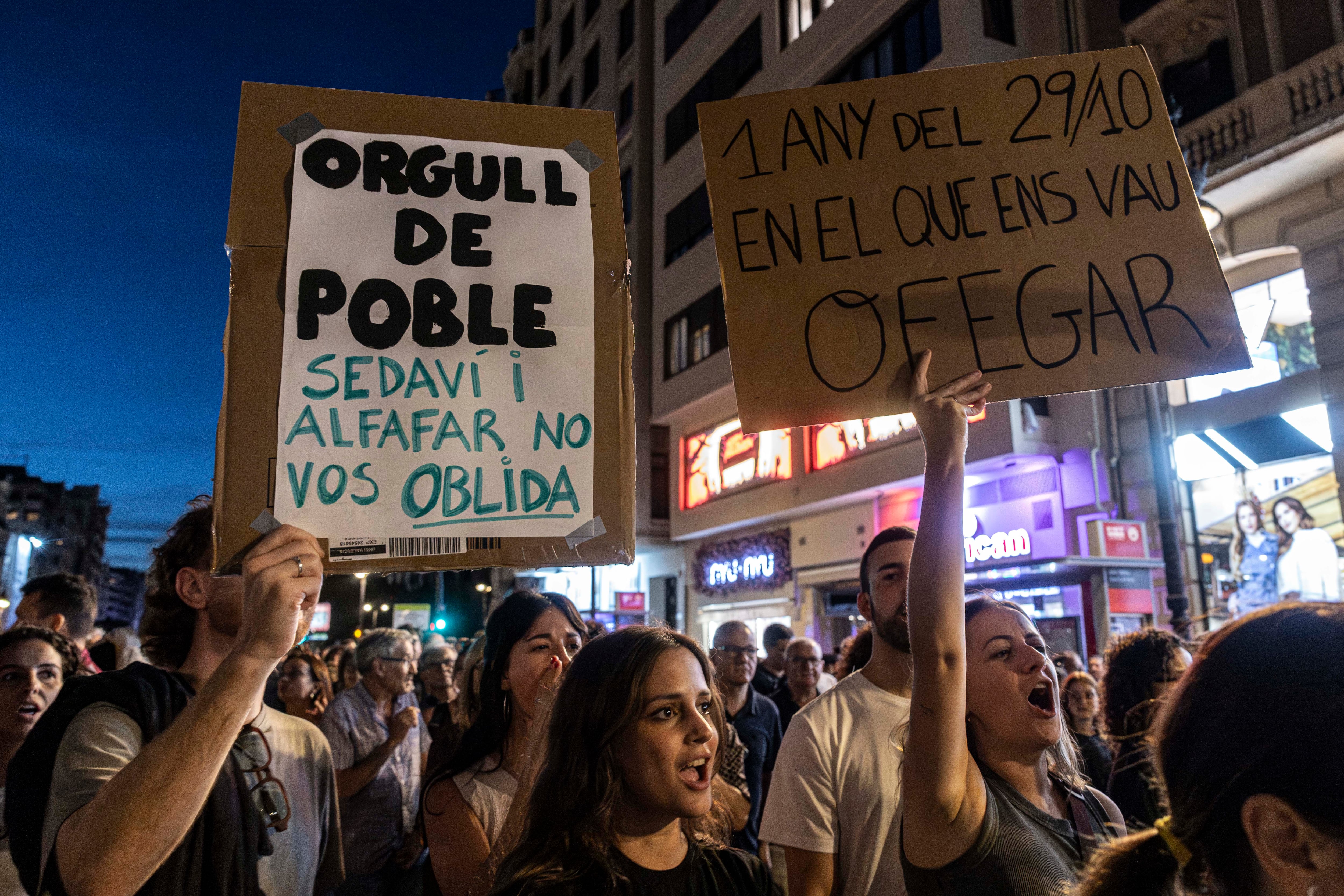 Manifestantes en las calles de Valencia piden la dimisión de Mazón.