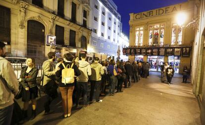 Cola de espectadores frente al Cine Ideal de Madrid.