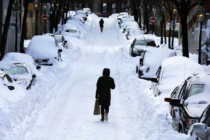 Algunos residentes caminan por las calles nevadas de Boston. El temporal está afectando a 4,5 millones de residentes. 