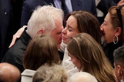 María Claudia Tarazona, esposa del senador fallecido, abraza a su suegro, Miguel Uribe Londoño, este lunes en el Capitolio. El congresista murió tras dos meses hospitalizado después de un atentado que sufrió en Bogotá.