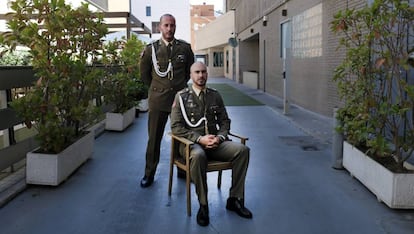 Los sargentos alumnos Sergio Martín y Víctor Calvo, sentado.