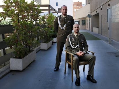 Los sargentos alumnos Sergio Martín y Víctor Calvo, sentado.