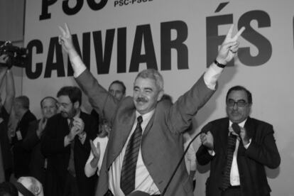 Nieto del poeta Joan Maragall, Pasqual Maragall (1941) fue alcalde de Barcelona entre 1982 y 1997. En las elecciones autonómicas de 1999 lideró la candidatura del PSC y, aunque la suya fue la lista más votada, la mayoría de escaños volvió a ser para CiU. Pujol comenzaba su última legislatura como presidente de la Generalitat. En la imagen, Maragall celebra la victoria electoral flanqueado por Narcís Serra (i) y Joaquim Nadal (d).
