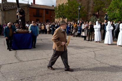 Andrés Gómez, encargado de la organización de la procesión, finaliza el desfile en la plaza del pueblo.