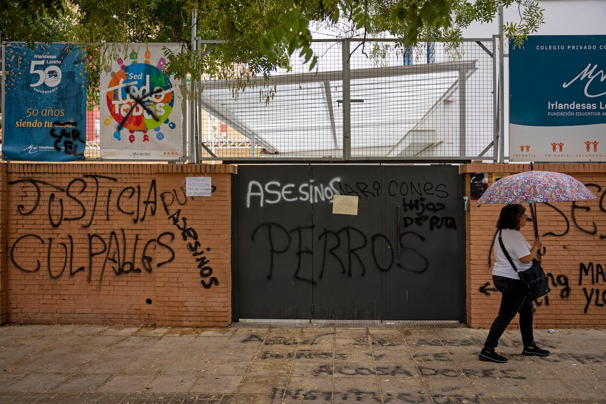 Tensión en el colegio sevillano de la niña que se suicidó después de sufrir ‘bullying’: pintadas que acusan de inacción al centro y vigilancia policial