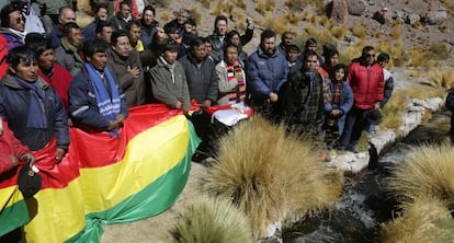 Bolivianos en una concentraci&oacute;n junto a un riachuelo en la frontera con Chile en 2009.