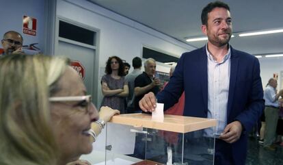 El candidat a l'alcaldia de Badalona, Álex Pastor, vota en la consulta.
